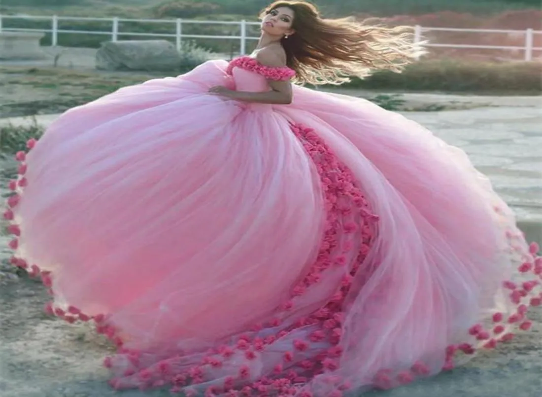2019 Princess rosa Quinceanera vestidos fora de ombro vestido de bola de ombro feito 3d flores encantadoras longas doces 16 vestidos en110139514005