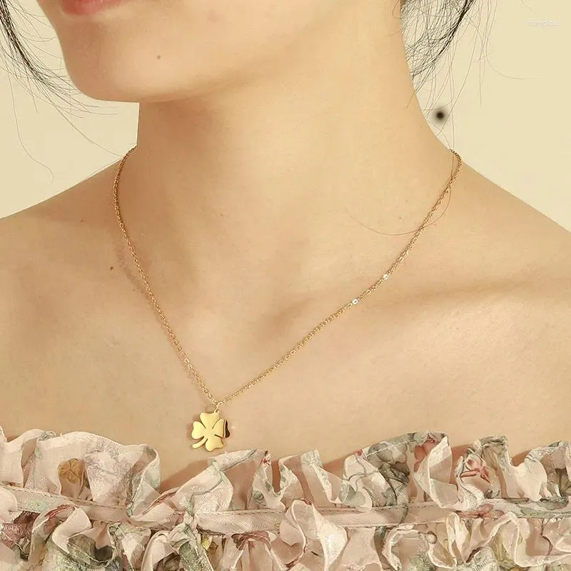 Ketten Ins-inspirierte klassische rostfreie Stahlhlockenhöhlen-Halskette mit vier Blättern mit einem eleganten und vielseitigen Blattanhänger