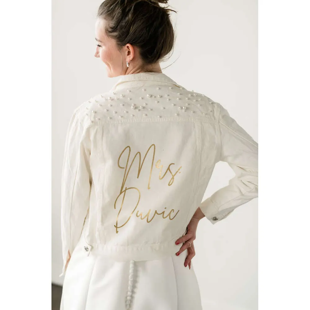 Pearl gepersonaliseerde bruid witte denim jas mevrouw Jackets vrijgezellenfeestje bruiloft douche aangepaste jassen