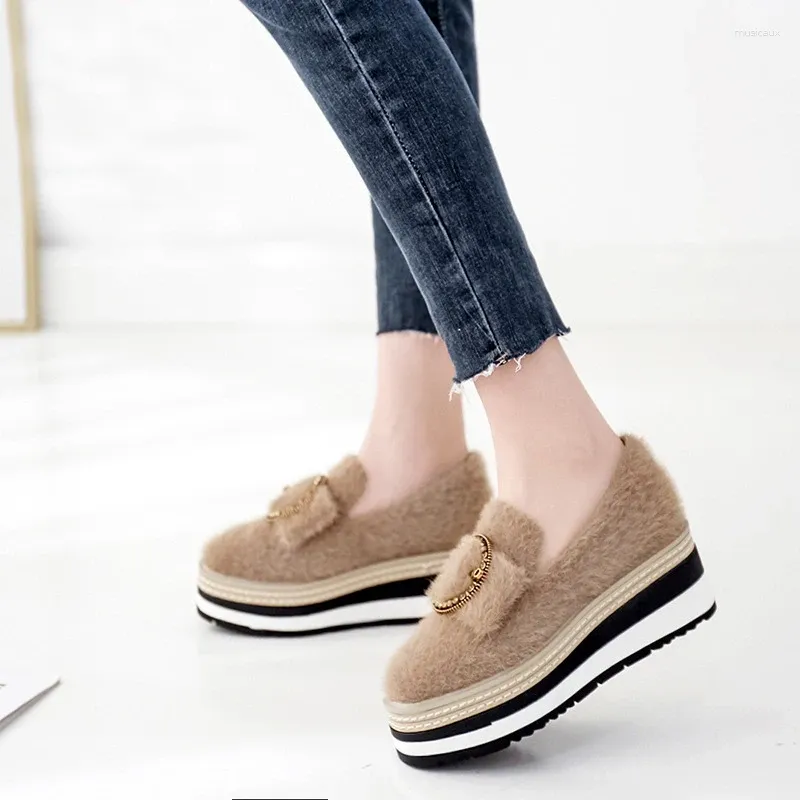 Casual schoenen Brogues Winter vrouw Crystal Buckle Platform Derby vrouwelijke comfortabele pluche klimplanten warme loafers vrouwen