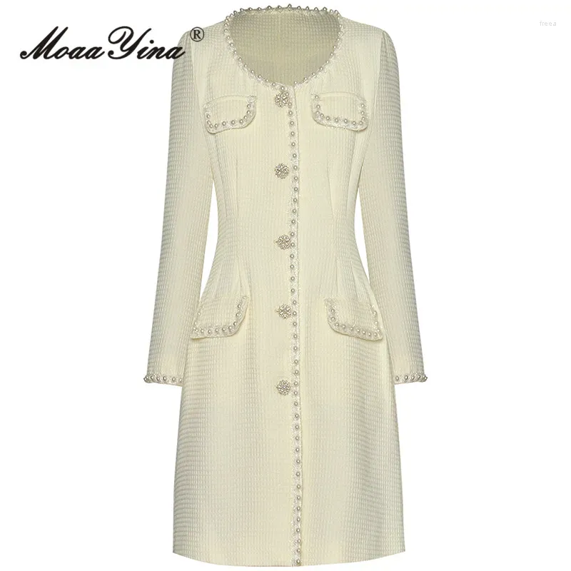 Casual Dresses Moaayina Spring Fashion Runway Beige Vintage Party Dress Women O Neck Long Sleeve Button Pearl Pocket High midje Slim Mini