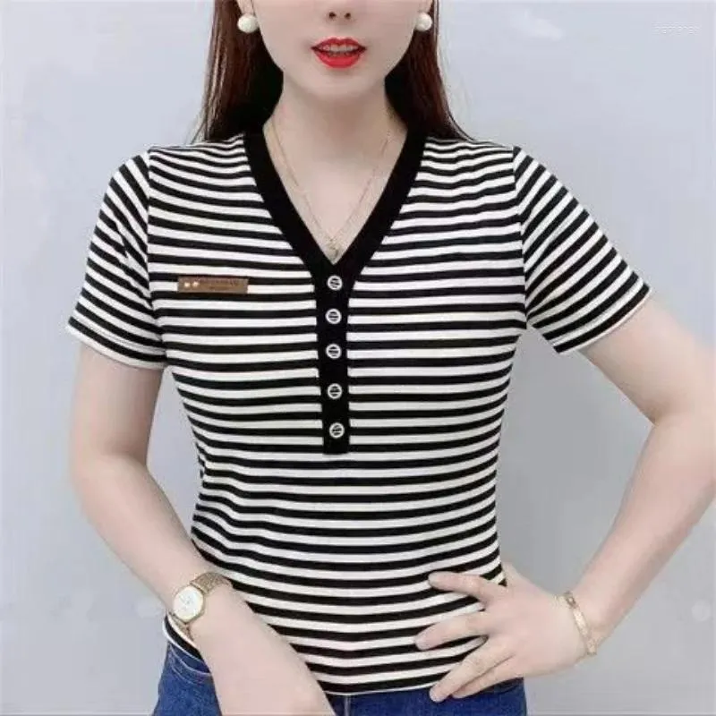 Women's T Shirts Korean Summer Trend Slim Fit Design Print Stripe V-Neck T-shirt Button andningsbar mode Casual Short Sleeved Top