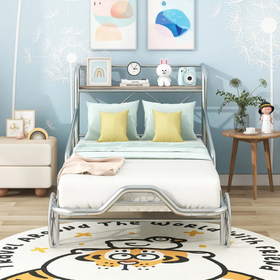 Cama de metal de metal de tamaño gemelo en forma de automóvil con cuatro ruedas, barandillas y estante de marco en forma de X, adecuado para dormitorio de niños, plata