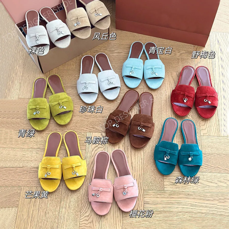 Top QualityCharms Mule Slippers Slides Sandaler Kvinnor Öppna tår Beach Flat Shoes Luxury Designers Flat Slides For Womens Leather Vacation Shoes Moccasins Factory