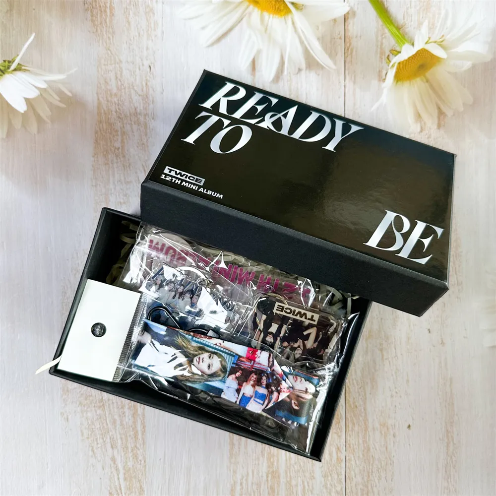 Kpop Boad Twice Gift Box 70pcs prêt à être des ensembles d'albums Jihyo Dahyun Sana Chaeyoung Tzuyu Keychain Photocard Tapes for Fans Collection