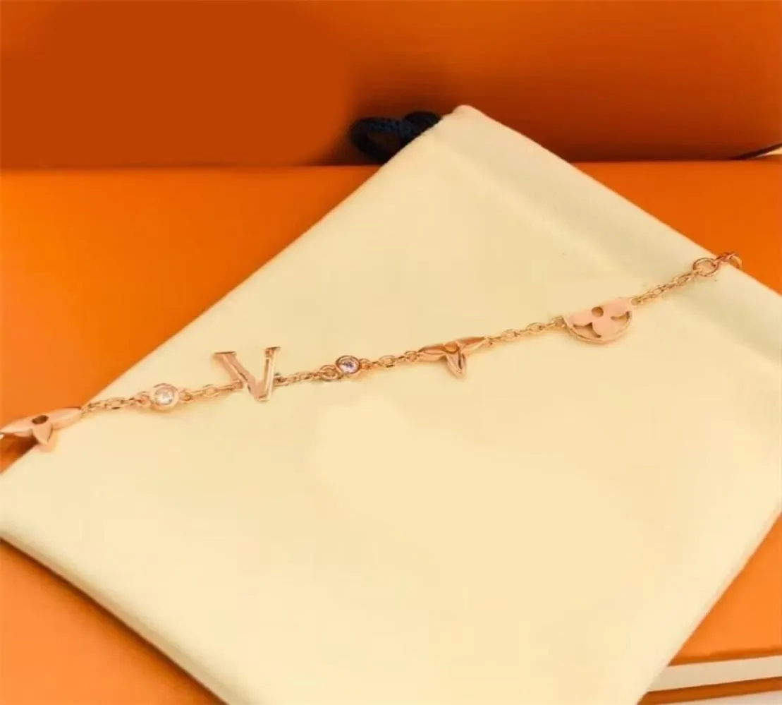 Bracelet fleur Designer Jewlery pour femmes bracelets de luxe Chaînes Charmes en cuir diamant Charmes coeur classiques exquis lad5056893