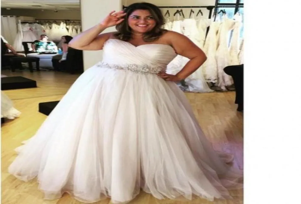 Fat flicka kvinnor plus size strand bröllopsklänningar med kristallbälte veckad älskling rygglös tyll brudklänningar vestido de noiva m4610532