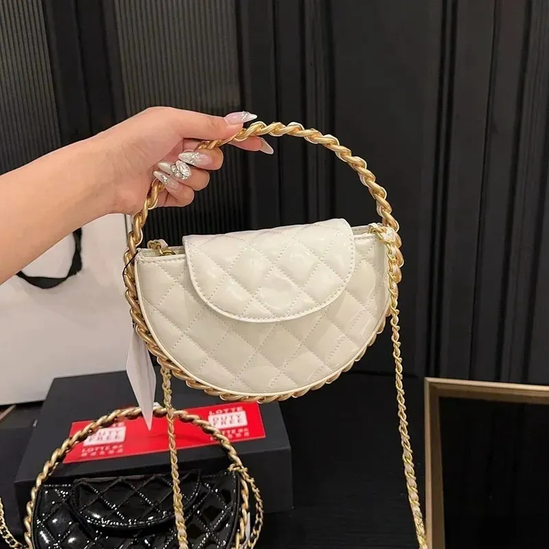 Classic Mini Round Portable Cosmetic Bag Metal Circle Gold Hardware Patent Leather Quilted Flap Shoulder Crossbody Bag Luxury Handbag Evening Clutch Coin Purse 20C