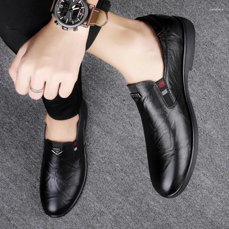 Buty zwykłe oryginalne skórzane mężczyźni 2024 Mesy mokasyny Mokasyny oddychające na czarną jazdę plus rozmiar 37-46