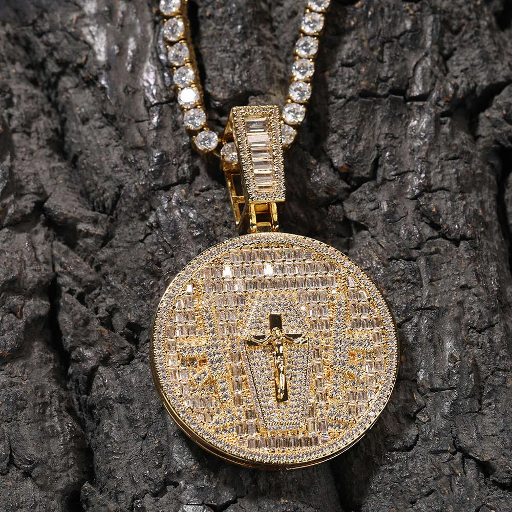 Tive Wolf Tide Jésus Cross Round Medal Pendant Collier Hip Hop Silver Full Diamond Colliers Mens Charme Accessoires Iced Out Crystal Hip Hop Bijoux Collier