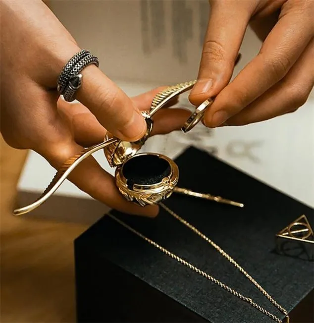 Gold Snitch Ring Box Wings Movable Luxury Jewelry Box Storage Organizer Case Exibe Proposta de colar Caixa de presente de aniversário Idéias 226852119