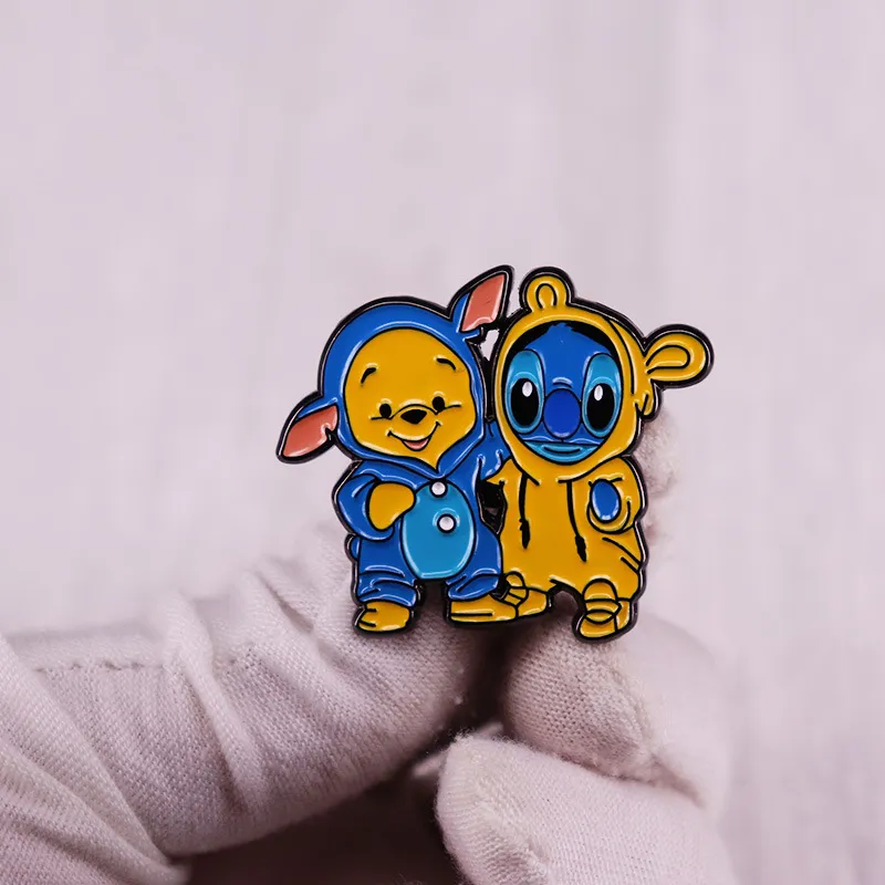 Barndoms tecknad björn emalj pin barndom spel film film citat brosch badge söta anime filmer spel hårda emaljstift