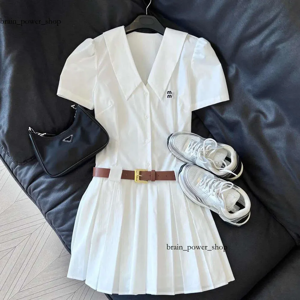 Sukienka Miumiubag Designer Wysokiej jakości Luksusowe koszule modowe Luksusowe swobodne Whitedress klasyczne haftowe modne dekolt z paskiem plisowane sukienki 875