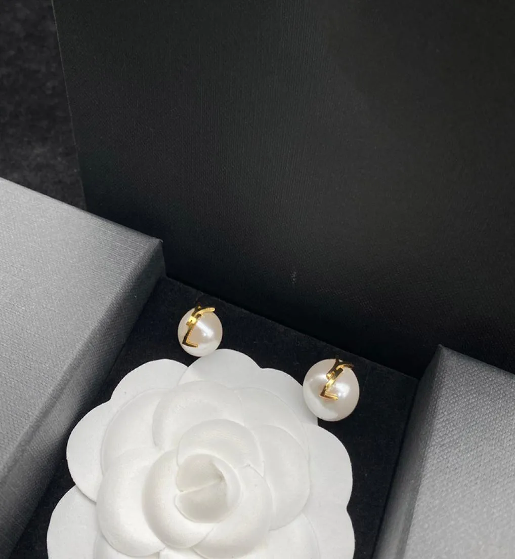 Jóias de jóias de designer de pérolas Brincos de luxuros de luxuosos para mulheres 925 prata boucle studs cartas aros adoram brindes presentes de casamento box8507039