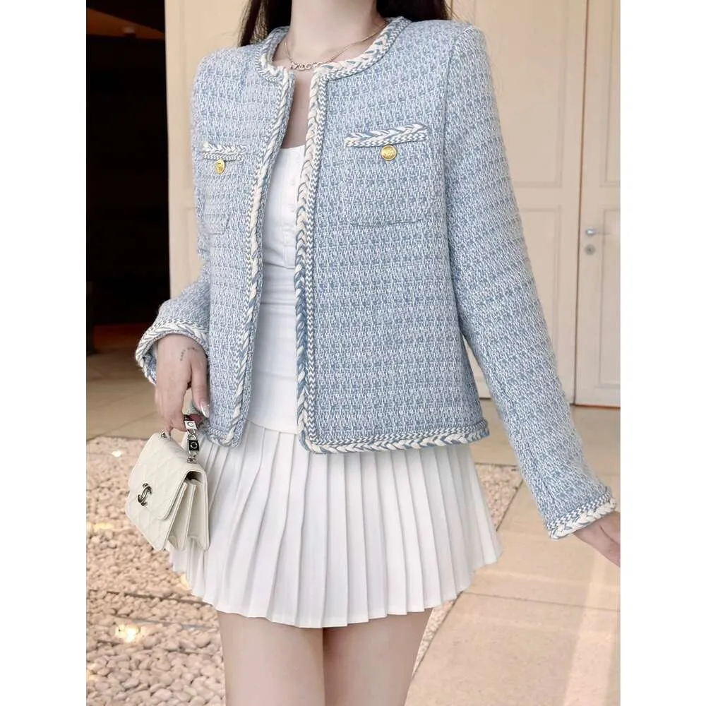 Kvinnors dike rockar CE2023 Autumn/Winter Product Round Neck Woven Coat Gold Button Decoration Blue Fresh and Temperament Style Small Doft