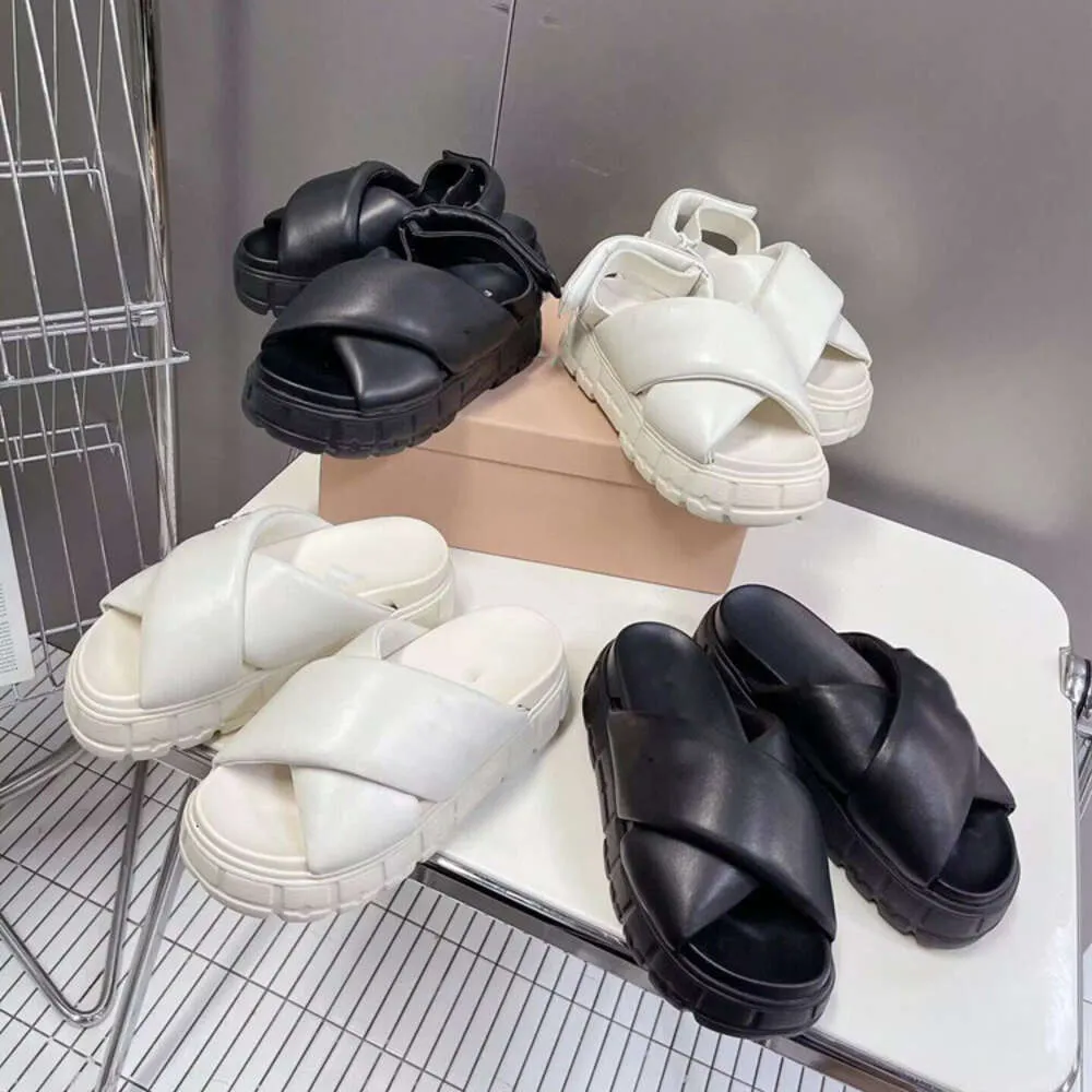 High -End -Qualität 2024 Frühlings-/Sommer Neuer echter Lederschwamm Kuchen Römische Sandalen für Mode, Klettverschlusshöhe Erhöhen