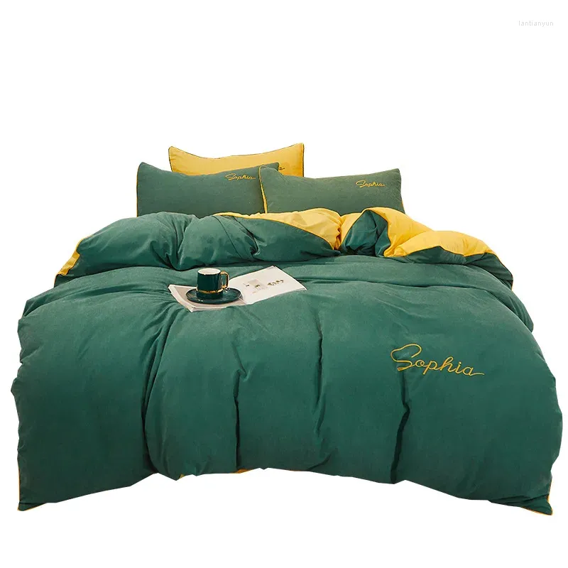 Sängkläder sätter bomull med fyrdelar set avancerad ljus lyxig broderad värme slät och mjuk ark täcke kuddar
