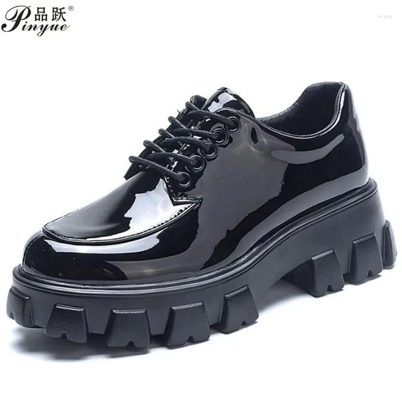 Chaussures décontractées Taille 35 41 High Heel Femmes Men Automne Fashion Patent Le cuir en cuir Plateforme de chandeurs pour femmes British Style