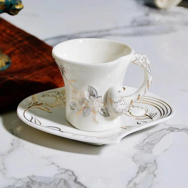 Tasses hf Luxury Relief Ceramics Coffee Mug avec plat oiseau créatif Drinkware tas tasses Nouvelles cadeaux Milk Cup 80 ml