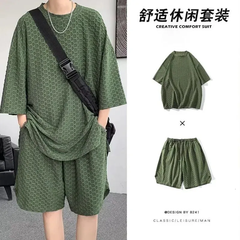 Heren Summer Ice Silk Two -Piece Set Half Sleeve T -shirt Shorts Solid Plaid Casual Outdoor Sports Hong Kong Style Fashion Suit 240411