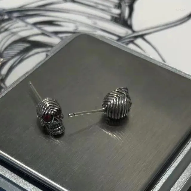 Boucles d'oreilles étalon squelette de bande punk rubis pour les hommes et les femmes de style unisexe de style rétro de niche de mode rétro personnalisée