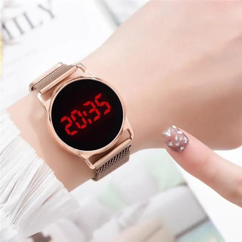 Zegarki moda 2022 Kobiety magnetyczne zegarki Rose Gold ze stali nierdzewnej Paski z siatki Panie Elektroniczne zegar na rękę Minimalistyczne zegar żeński