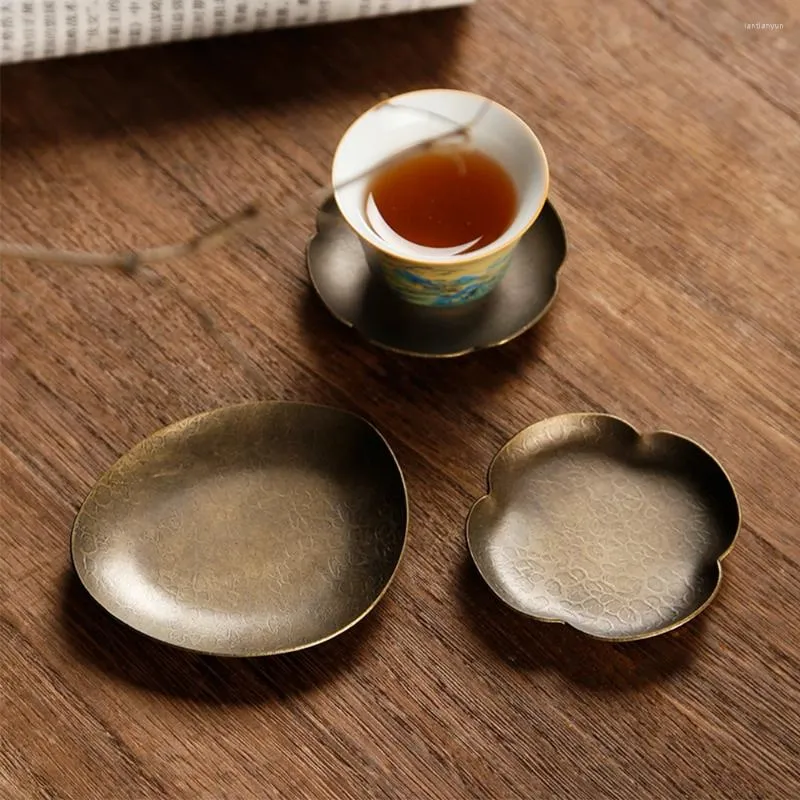 Bandejas de chá estilo japonês estilo térmico durável Design de flores de flor metal bandeja de xícara de chá artesanal de cobre retro para casa Elhouse