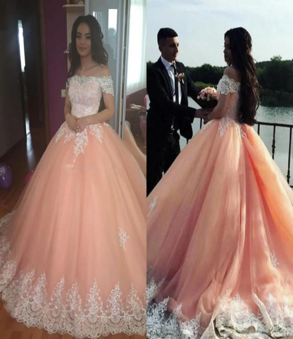 Off Shoulder Peach Tulle Ball Gown Prom Dresses White Applique Plus Size Sweet 16 Quinceanera Dresses Saudi Arabic Formal Party Dr5251717