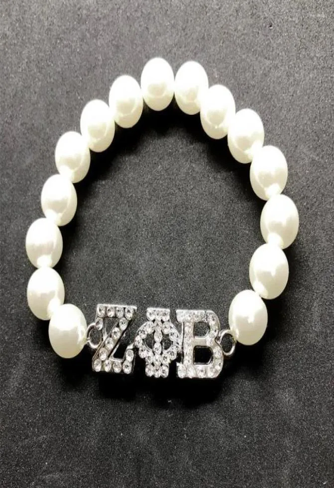 Strand Rhinestone Inlay Greek Letter Zpb Metal Etichetta Charm Zeta Phi Beta Sorority Society Gioielli Simulazione di perle perle Braccialette6463904