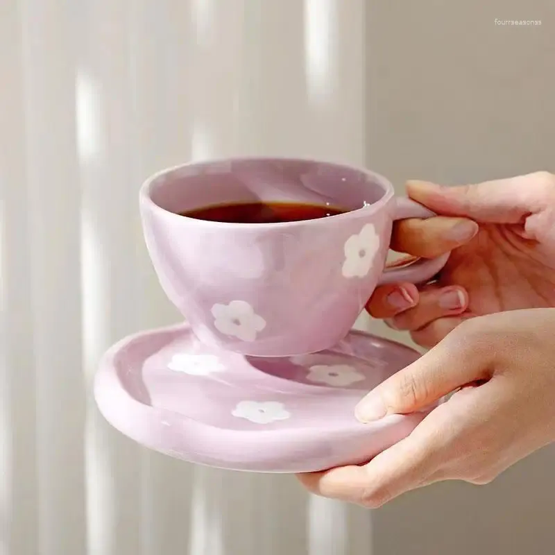 Kupalar Ahunderjiaz-Handmas üretimli seramik kahve fincanı ve tabak set sevimli mor çiçek düzensiz mutfak içecek su kupası