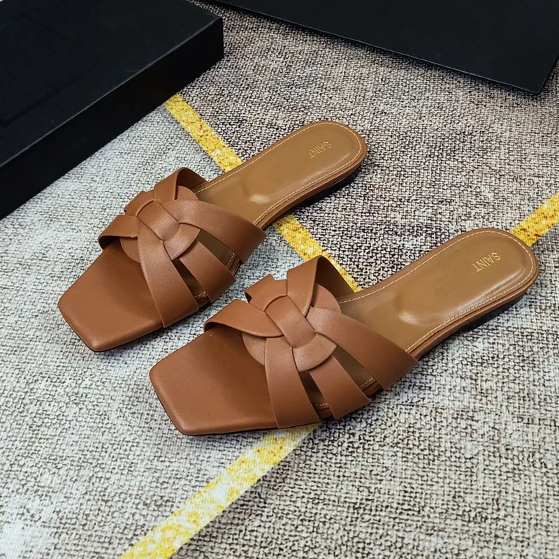 Kvinnor Tribute Designer Sandals SL Calf Skin Leather Flats Tistrar Slides klackar Bruna präglade lyxiga mulor Womens Slide Sumpers Summer Beach Sandal