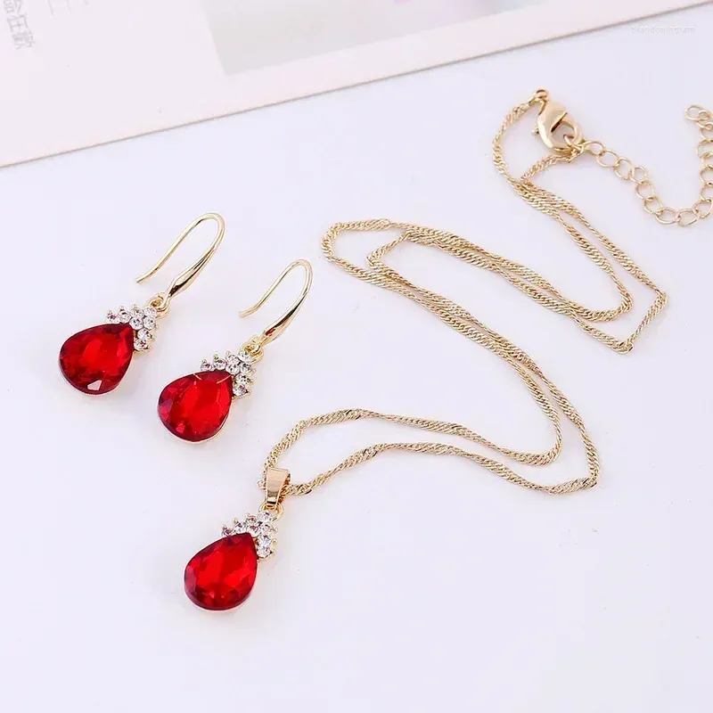 Boucles d'oreilles de collier Réglage 2024 Pigeon Blood Red Garnet Water Drop avec une chaîne de col