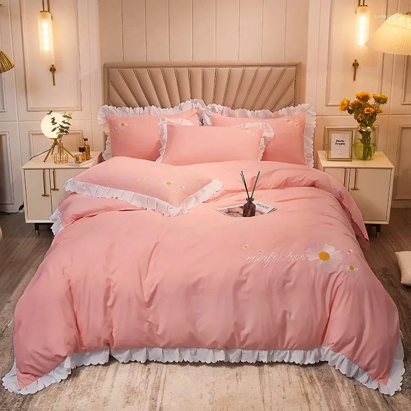 Bedding Sets 4 PCS Water Washing Cotton Solid Color Duvet Cover Set Embroidered Small Daisy RuffleBedding With Bed Sheet Pillowcase