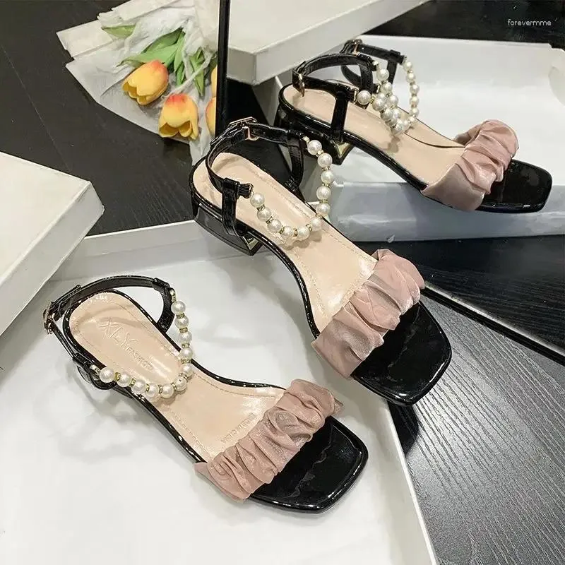 Klänningsskor med låg klackar romerska stil spännen ett ord block häl dam sommar 2024 pärla medium sandaler för kvinnor skor svart h