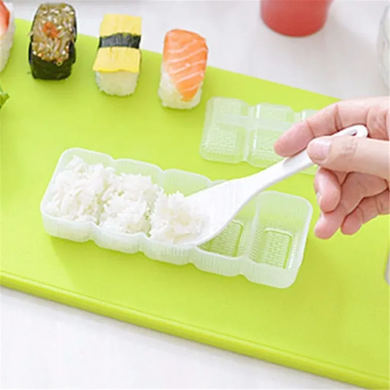 2024 Japon Sushi Moule de riz ball 5 rouleaux Maker non-bâton Press Bento Tool Laver Rice Rice Pressing Moule Sure, voici 3 à longue queue