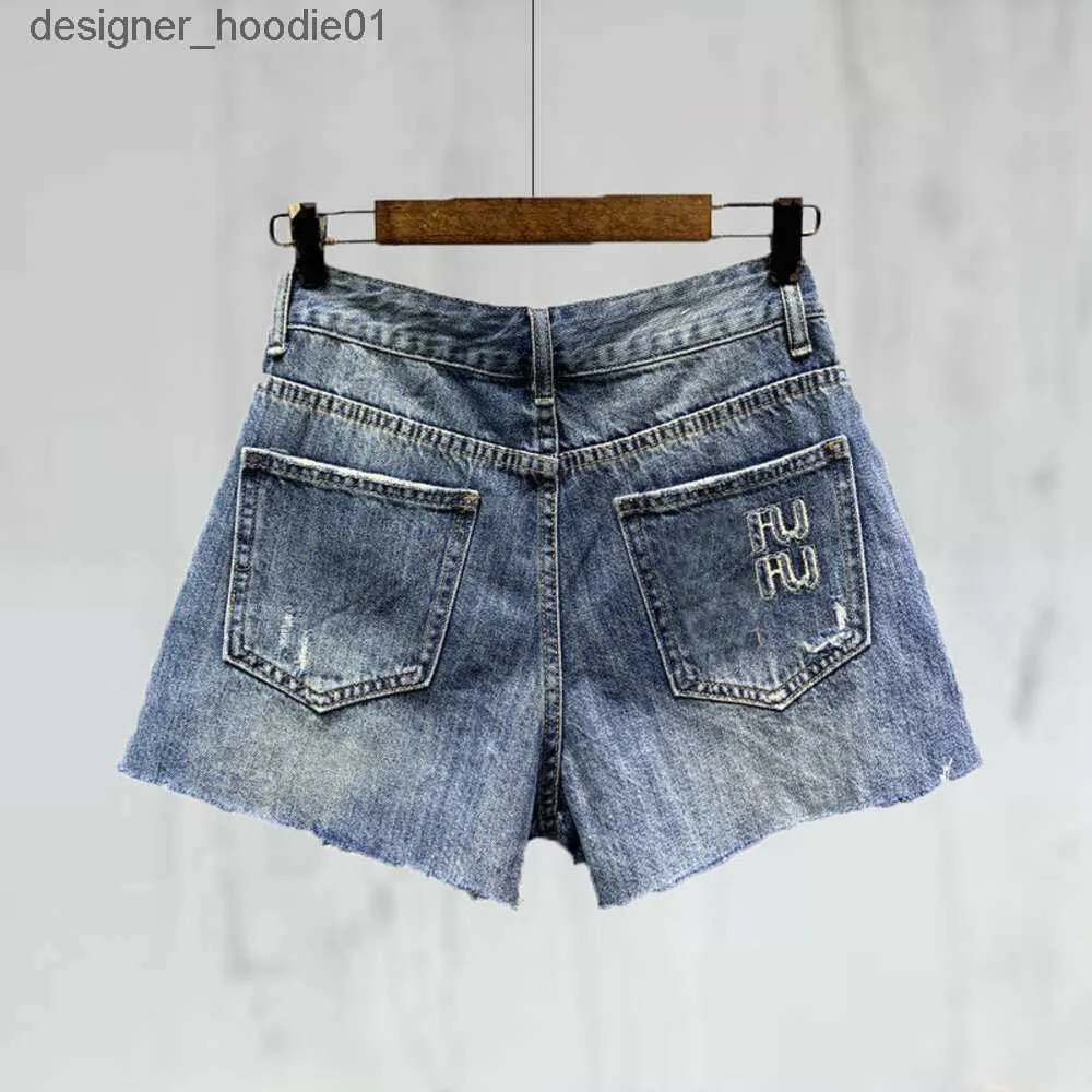 Kvinnors shorts tidigt på våren kvinnors shorts modebrev broderi nödställda tvättade denim shorts designer byxor kvinnor blå a-line heta byxor c240413