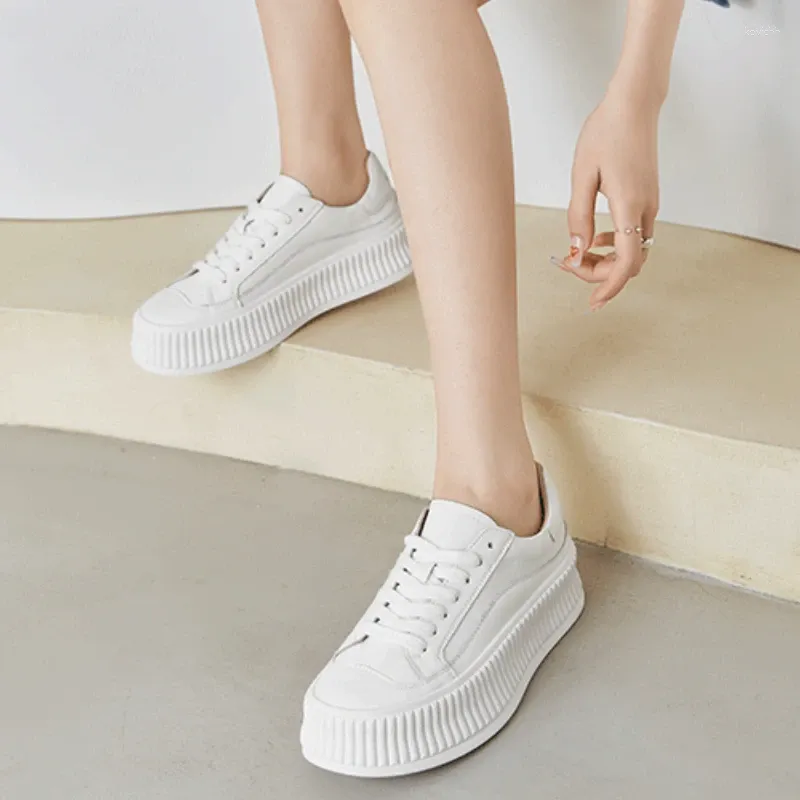 Sapatos casuais moda biscoito branco feminino confortável tênis de sola grossa 2024 muffin pequeno