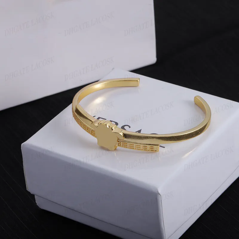 Designer Bangle Armband Classic Hollow Armband utan sluten slinga Rätt brevkedjan armband unisex födelsedagspresenter smycken med låda
