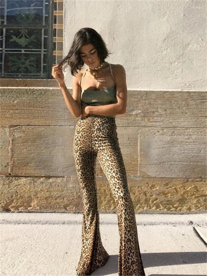 Instagramスタイルのヒョウ柄のベルボトムをスリミングする女性のズボン