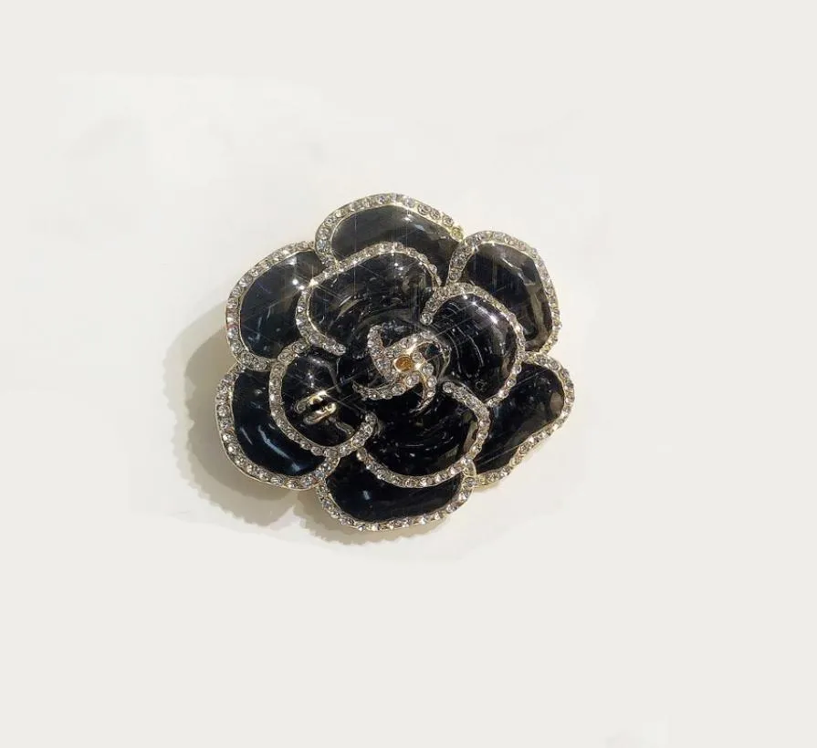 18K Broches com banheiros de ouro 18k Designers de marca de luxo Black Camellia Flower Print Circle Moda Mulheres Broches de Aço Anterior Wed5113875