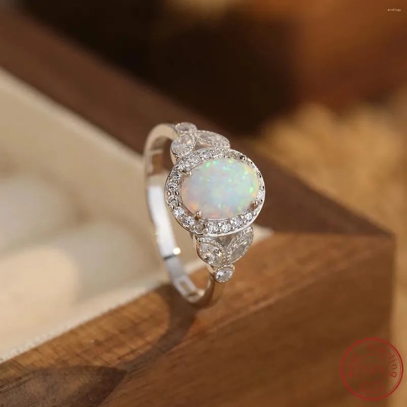 Clusterringe 925 Sterling Silber -Frauenring mit glitzernden weißen Opal- und Zirkon -exquisitem elegantem Stil für Engagement oder Paare