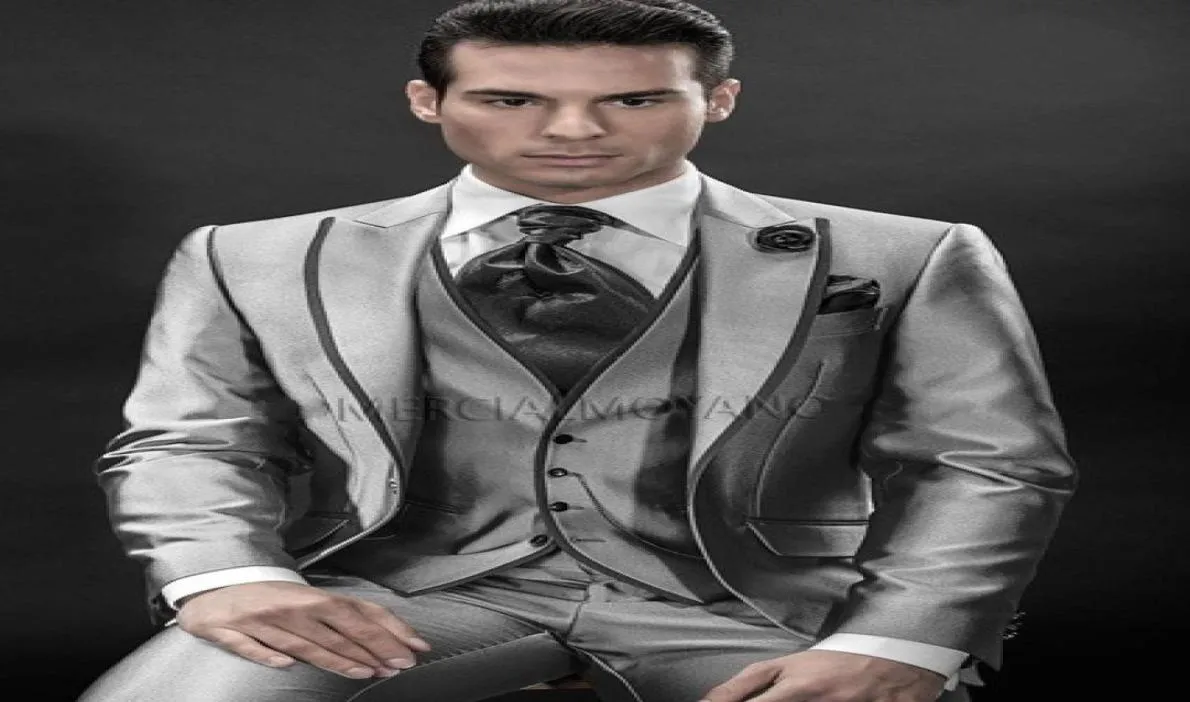 Mükemmel stil tek düğme gümüş gri damat smokin zirvesi yaka yaka sağdıçları erkek gelinlik baloları jacketpantsvesttie 4903986