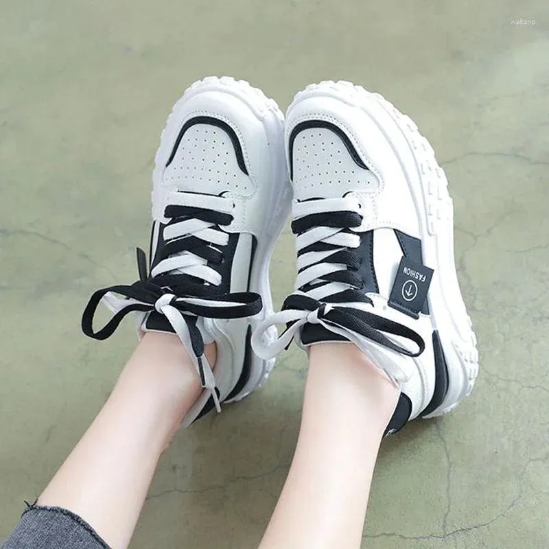Sapatos casuais para mulheres esportes calçados tênis de calçados altos em plataforma que executa rendas atléticas com baixo preço de algodão a pé