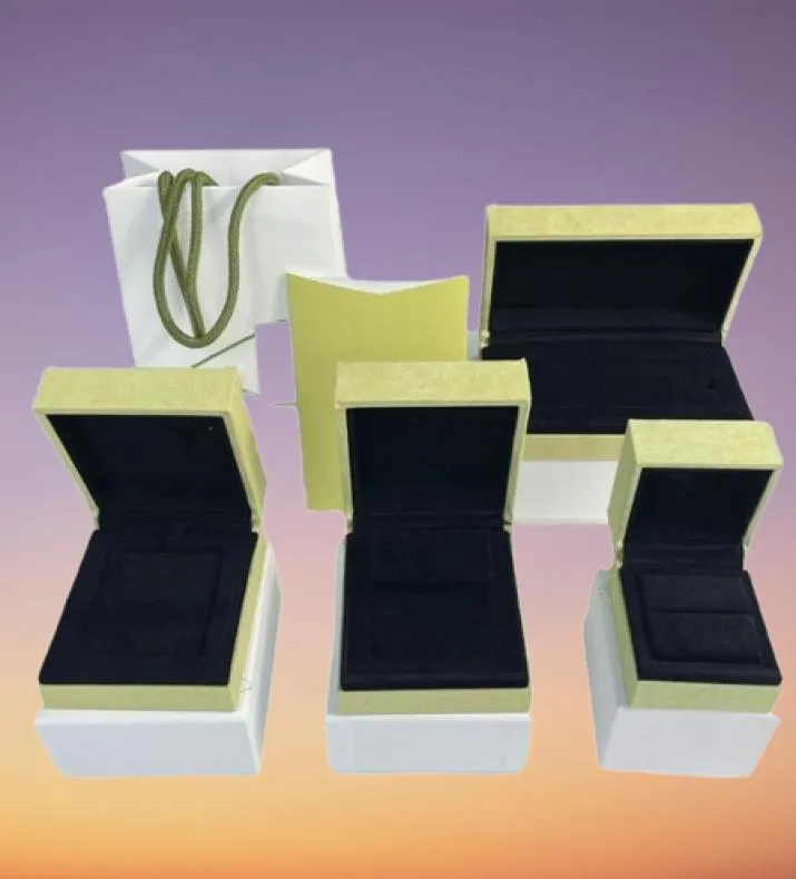 Boîtes de bijoux créatrices de mode de trèfle de luxe Bracelets à charme doux pour les filles Bracelet Collier de marque Boucles d'oreilles GIF3597951