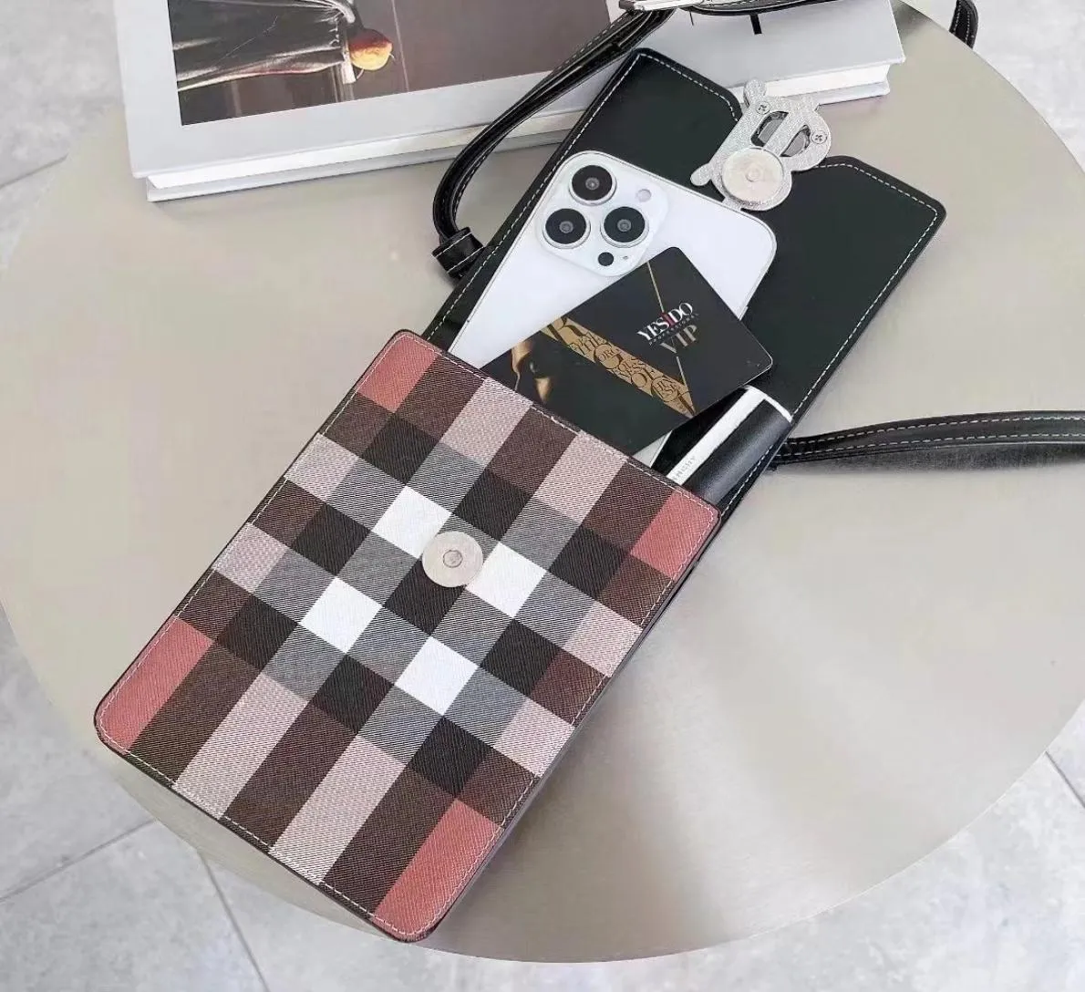 Fashion Leather Designer Hangbag phone cases cross body Bags with Airpods for iPhone 14 13 12 11 pro max case X Xs Xr 8 7 Samsung 3567797
