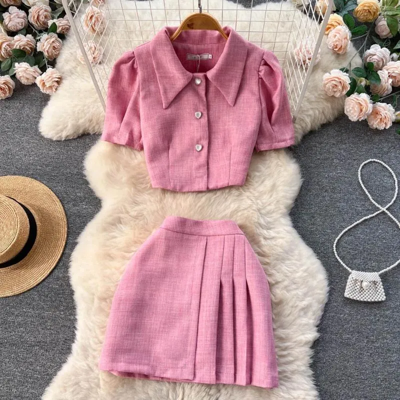 Arbetsklänningar Kvinnor Summer Fashion Style Two Piece Set Spicy Girl Turn-Down Collar Short Sleeved Top Pleated Wrapped Hip Skirt Sets