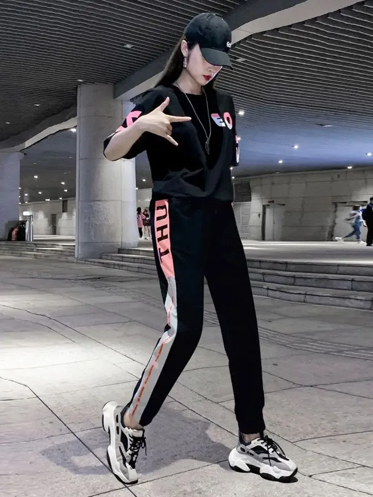 Set Onepiece/Suit 2022 Nuovo Sportswear Female Summer Fashion Corean Versione set da pista sciolta e casual Allenamento in esecuzione.