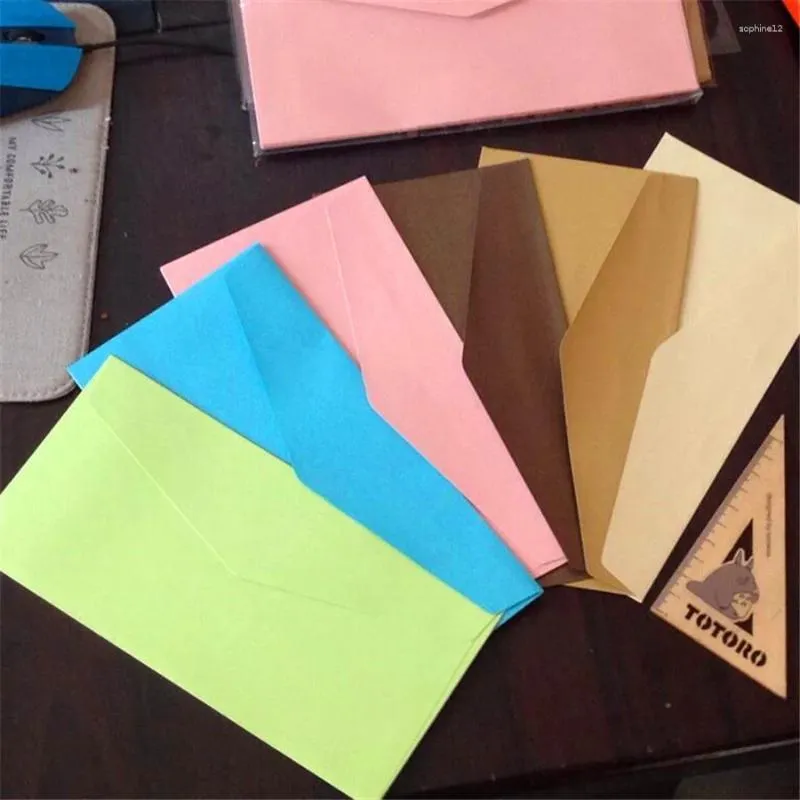 Enveloppe cadeau 10pcs / lot 220 110 mm enveloppe brillante colorée Design aléatoire pour la papeterie de bureau de bureau