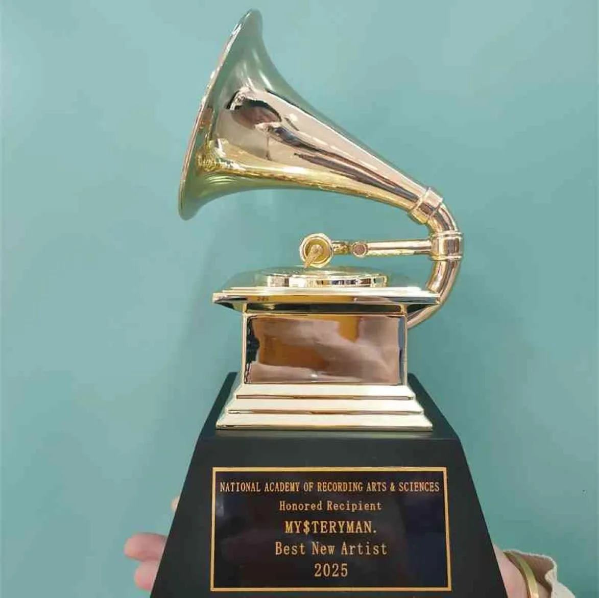 THE GRAMMYS Awards Gramophone Metal Trophy by NARAS Nice Gift Souvenir Collections Lettering2163385
