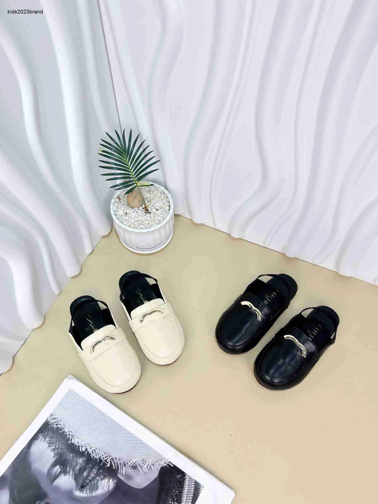Yeni bebek terlikleri parlak metal logo dekorasyon çocuk ayakkabı boyutları 26-35 Ayakkabı kutusu dahil yaz yüksek kaliteli erkek sandaletler 24tan